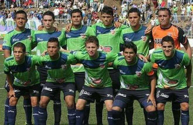 Pedro Reyes posando con su ex equipo Santa Tecla F.C.